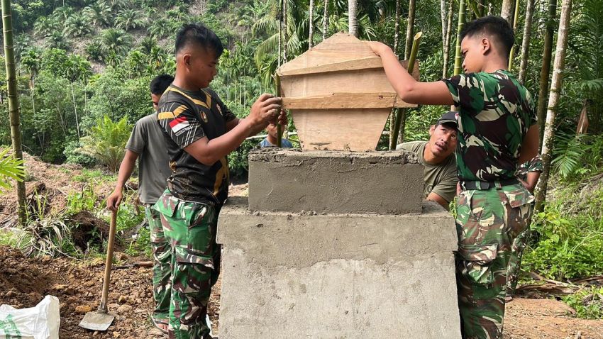 Jejak Pengabdian yang Abadi: Tugu TMMD ke-127 Kodim 0212/Tapsel Mulai Berdiri di Pasir Bidang