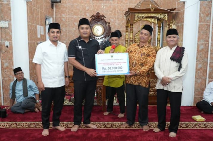 Dua Masjid di Kota Solok Terima Bantuan dari Wagub Sumbar Sebanyak Rp75 Juta untuk Dua Masjid.