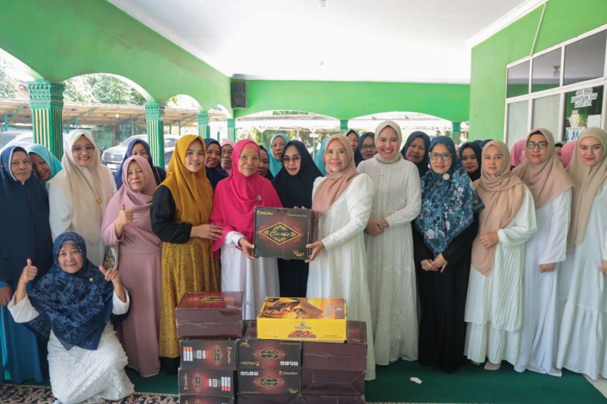 Salat Tasbih dan Pengajian Lansia Semarak di Martebing, TP-PKK Sergai Berikan Tali Asih