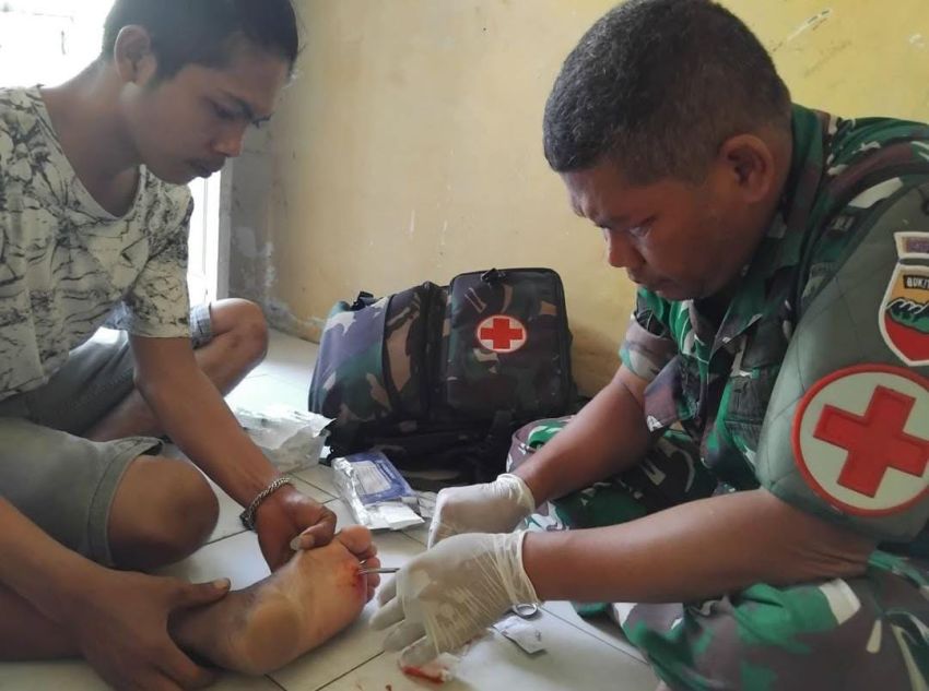 Di Tengah Pembangunan TMMD Ke-127 Kodim 0212/Tapsel, Serka Suhur Rambe Jadi Penyelamat Warga Tertusuk Duri Sawit di Sangkunur