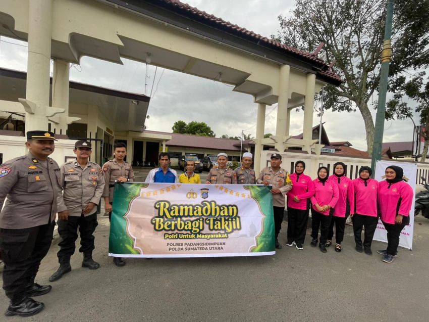 Jelang Berbuka Puasa, Sat Binmas Polres Padangsidimpuan Bagi 70 Paket Takjil kepada Masyarakat