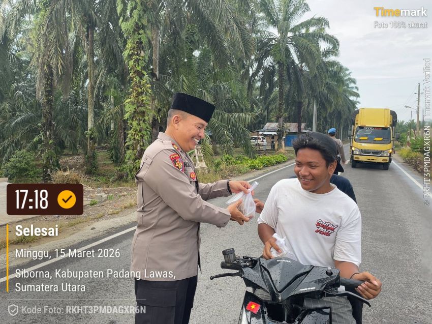 Polres Padang Lawas Turun ke Jalan, Bagi-Bagi Takjil untuk Pengendara Jelang Berbuka