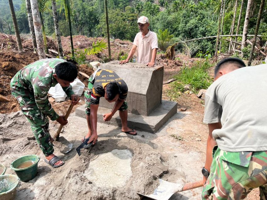 Di Tengah Hutan Angkola Sangkunur, Satgas TMMD ke-127 Kodim 0212/Tapsel Bangun Tugu Pengabdian untuk Negeri