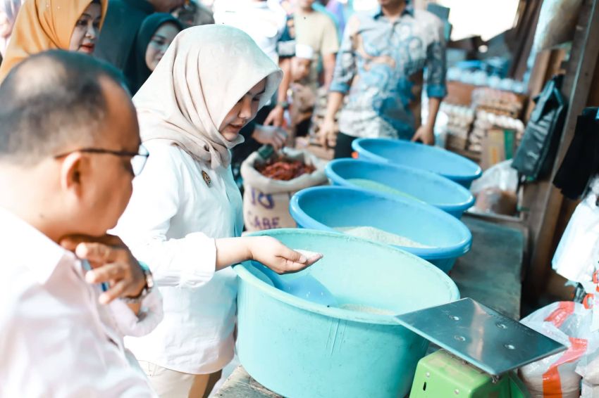 Jelang Lebaran 1447 H, Wabup Madina Atika Azmi Sidak Harga Sembako di Pasar Panyabungan