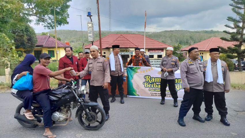 Aksi Ramadhan Polsek Batunadua: Bersama Pemuda dan Mahasiswa, Takjil Dibagikan ke Pengendara