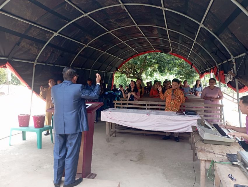 Penuh Kehangatan, Satgas TMMD Kodim 0212/Tapsel Beribadah Minggu Bersama Warga Sangkunur