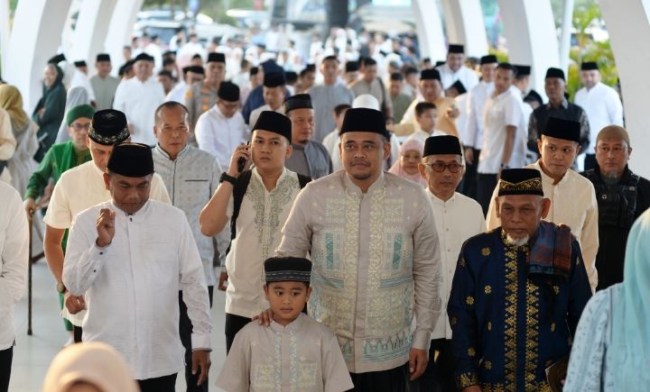 Gubernur Sumut Bobby Nasution Salat Idulfitri 1447 H Bersama Ribuan Masyarakat di Sergai