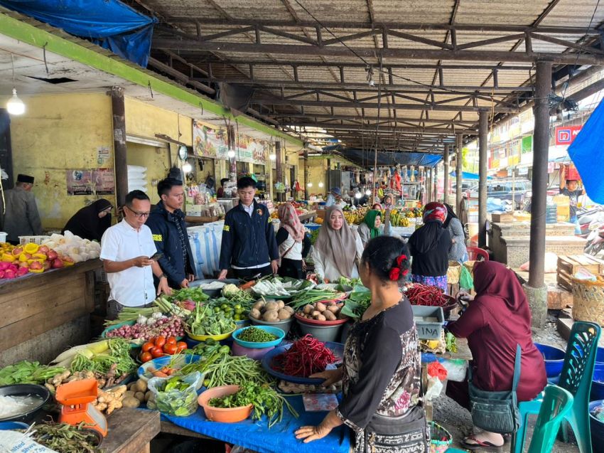 Jelang Idul Fitri 2026, Satreskrim Polres Padangsidimpuan Turun ke Pasar Cek Harga Sembako