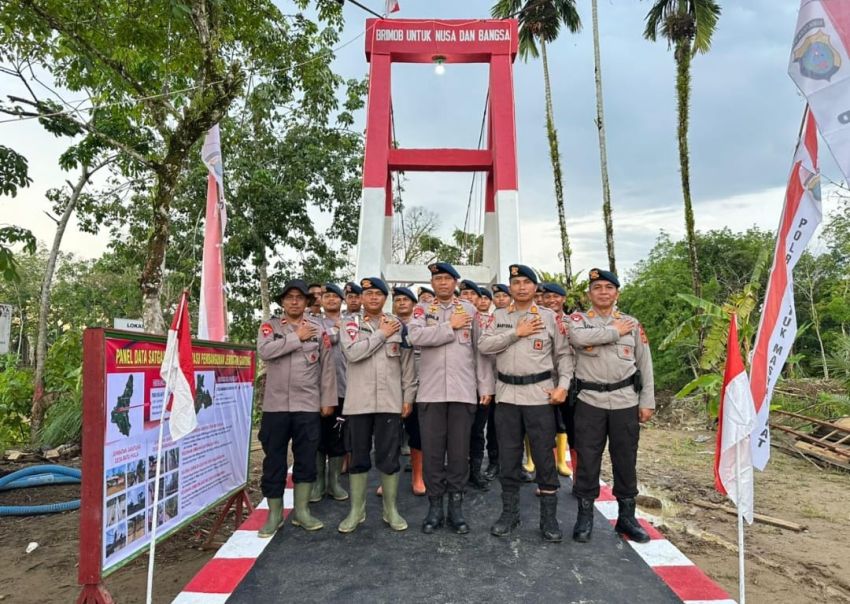 Jembatan Gantung di Batu Hula Kembali Terhubung, Brimob Polda Sumut Pulihkan Akses Vital Warga