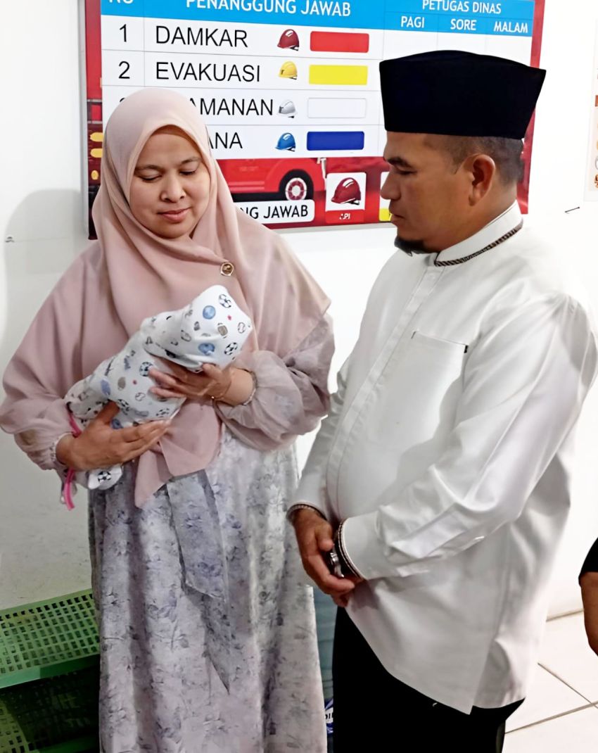 Wabup Solok Besuk Bayi Terlantar di Puskesmas Bukit Sileh.