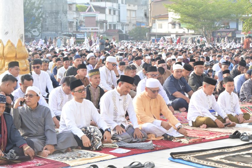 Ribuan Warga Tanjungbalai Shalat Ied di Alun-Alun Sultan Abdul Jalil Rahmadsyah, Wali Kota Ajak Perkuat Persatuan