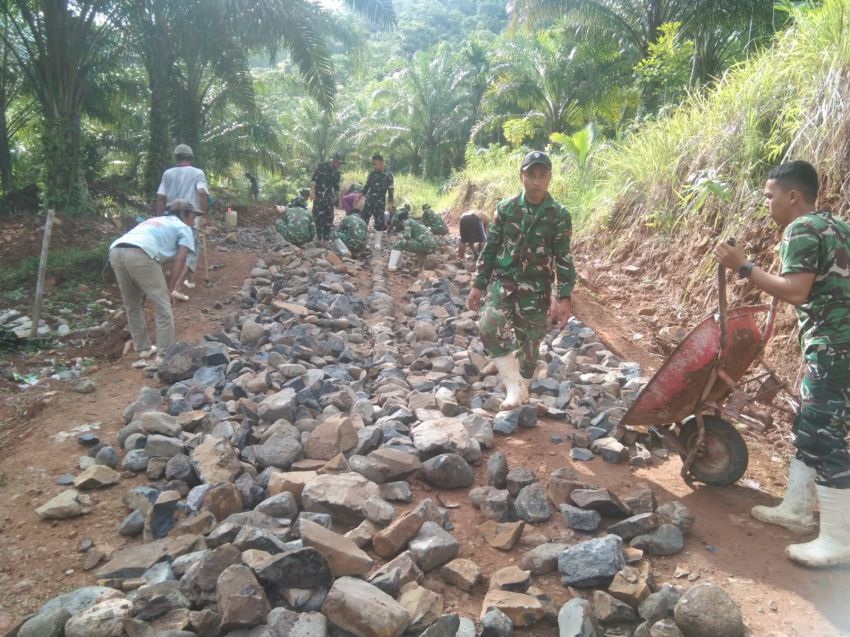 Dari Tanah dan Batu, Lahir Jalan Harapan: Jalan TMMD ke-127 Kodim 0212/Tapsel Capai 80 Persen