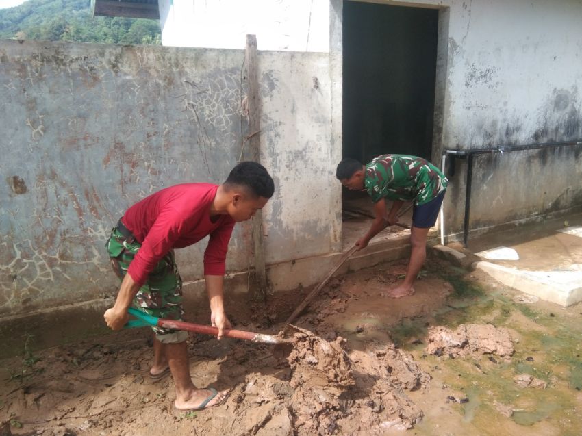 Di Balik Seragam Loreng, Ada Kepedulian: Aksi Satgas TMMD ke-127 Kodim 0212/TS Pulihkan Kamar Mandi Masjid