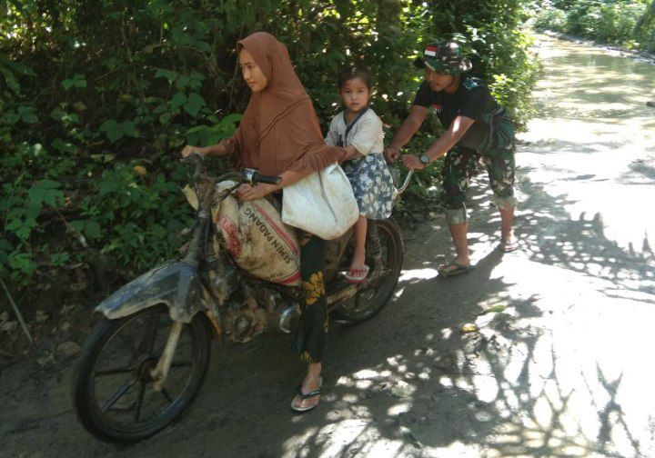 Tangan Baja Berhati Sutra: Kisah Satgas TMMD Ke-127 Kodim 0212/Tapsel Terjang Banjir Demi Senyum Ibu Ningsih