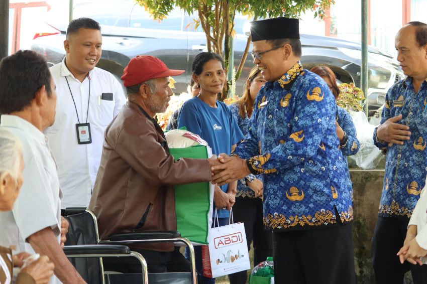 Pemkab.Pakpak Menyerahkan  Bantuan Kepada Penyandang Disabilitas Dan Lansia