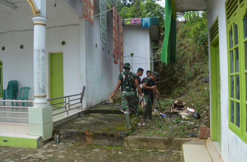 Langkah Pengabdian di Bulan Suci, Satgas TMMD Ke-127 Kodim 0212/Tapsel Bersihkan Masjid Bersama Warga