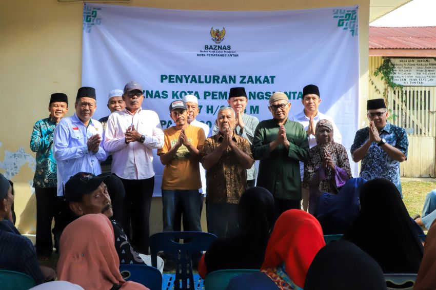 Wali Kota bersama Baznas, MUI, serta Bank Sumut Syariah Cabang menyalurkan zakat kepada 520 mustahik