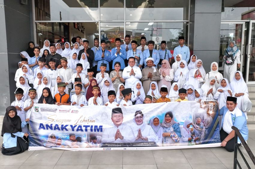 Wali Kota membawa seratusan anak yatim-piatu berbelanja di pusat perbelanjaan Ramayana