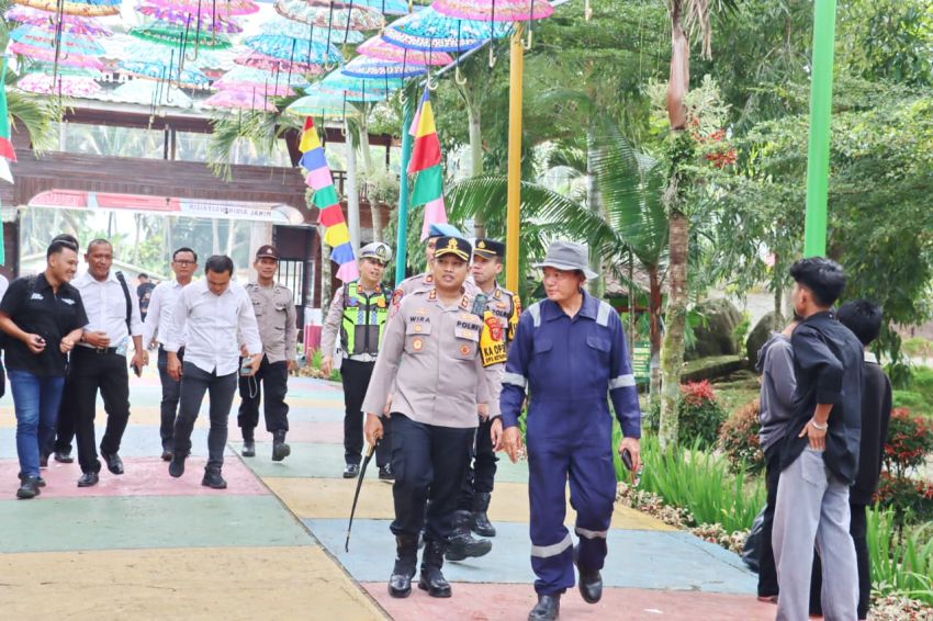 Libur Lebaran Aman! AKBP Dr. Wira Prayatna Turun Langsung Patroli ke Pusat Keramaian dan Wisata Padangsidimpuan