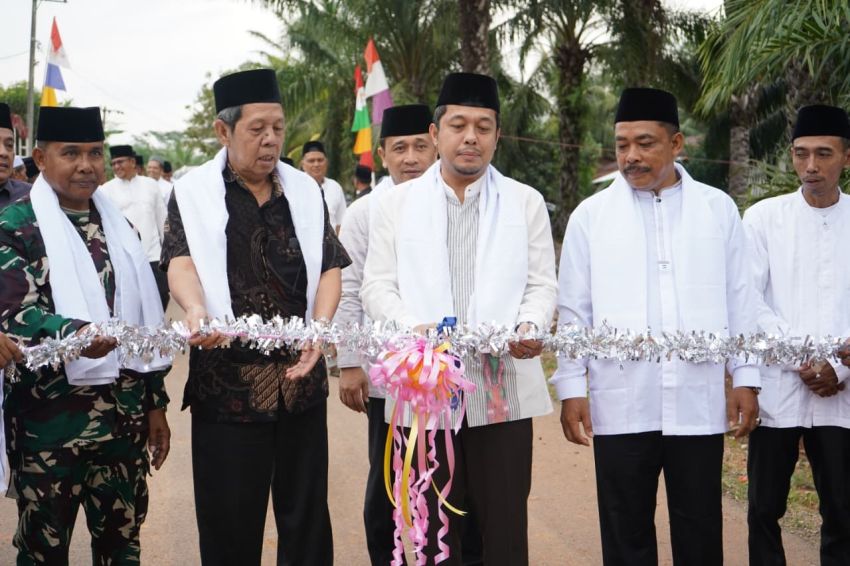 Safari Ramadan di Halongonan Timur, Bupati Padang Lawas Utara Resmikan Jalan dan Salurkan Bantuan untuk Warga