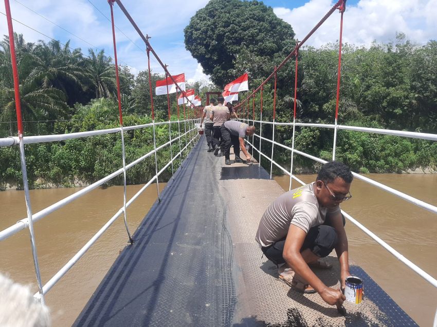 Polisi dan Warga Gotong Royong Perbaiki Jembatan Desa Sipirok, Bukti Nyata Kepedulian Polsek Padang Bolak