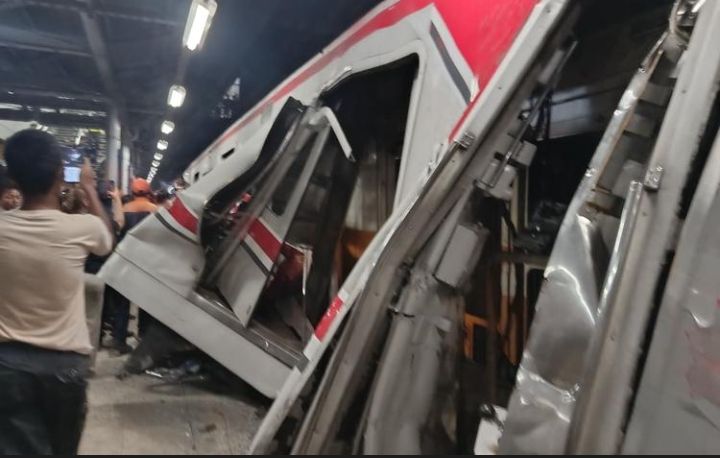 KA Argo Bromo Anggrek dan KRL Bekasi&ndash;Jakarta Tabrakan di Bekasi Timur, Penumpang Dievakuasi