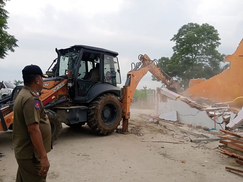 BNN&ndash;Satpol PP Bongkar Bangunan Cafe di Bantaran Sungai Ular