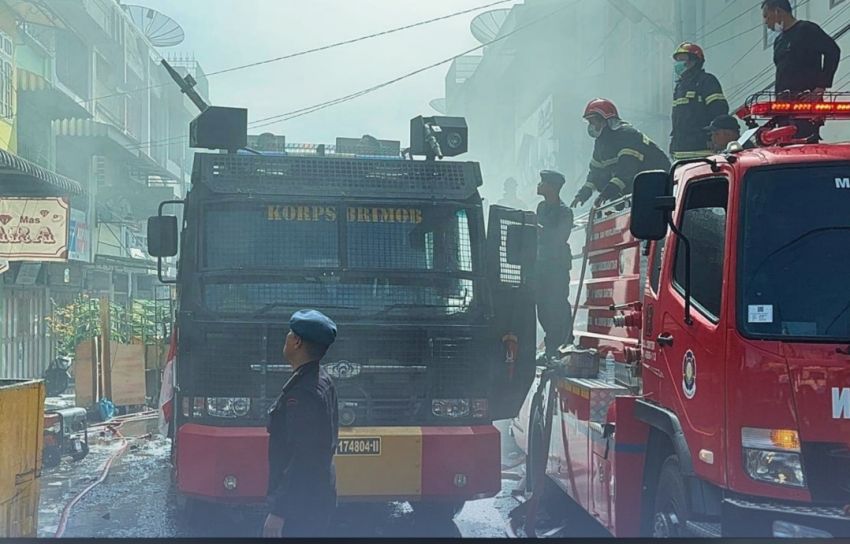 Gerak Cepat Brimob Sumut! AWC Diterjunkan, Kebakaran Ruko di Pematangsiantar Berhasil Dikendalikan Tanpa Korban Jiwa