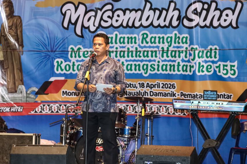 Sekda membuka Pagelaran Seni Budaya Simalungun Marsombuh Sihol, di pelataran Monumen Raja Sang Naualuh Damanik