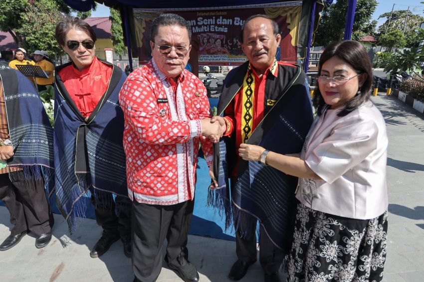 Wali Kota menghadiri acara Pagelaran Seni Budaya Multi Etnis, yang diselenggararakan Disdik dipelataran Monumen Raja Sang Naualuh Damanik