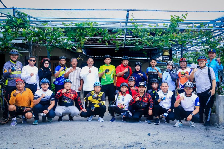 Bersepeda Menyusuri Desa, Bupati Sergai Temukan Potensi Pertanian Anggur hingga Melon