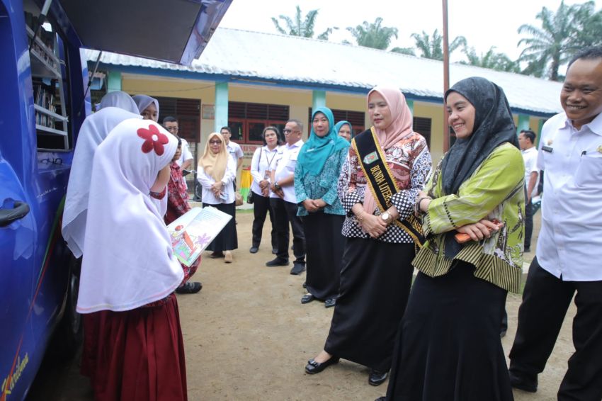 Bunda Literasi Kabupaten Asahan Tinjau Layanan Perpustakaan Keliling, Antusias Siswa di Aek Ledong Menggembirakan