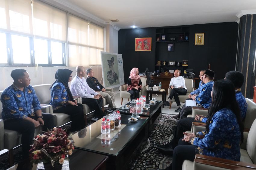 Wali Kota Tanjungbalai Terima Audiensi Tim Monev KLH, Bahas Strategi Pengelolaan Sampah