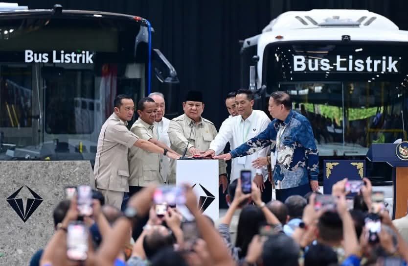 Prabowo Resmikan Pabrik Kendaraan Listrik di Magelang