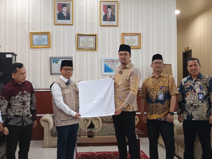 Dirut Perumda Tirtanadi Bagikan 5. 974 Handuk Untuk Jamaah Calon Haji Embarkasi Medan