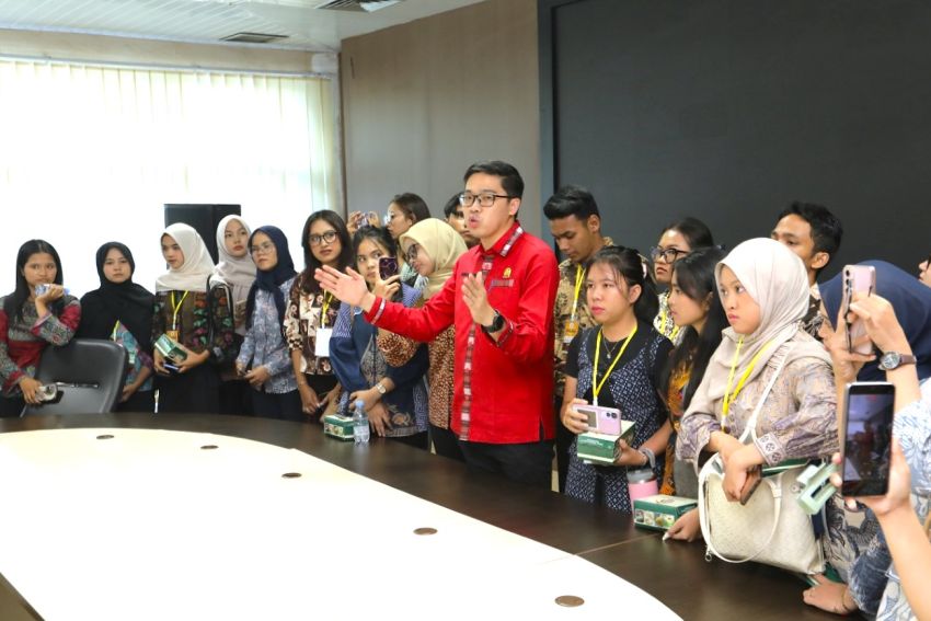 Parliament Tour Mahasiswa/i Creative Student Home ke Gedung DPRD Kota Medan