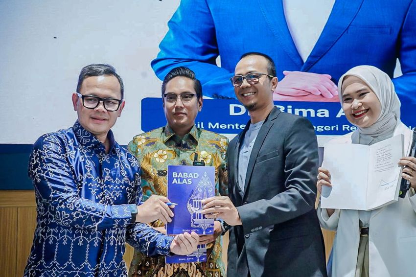 Rico Waas Hadiri Bedah Buku "Babad Alas"