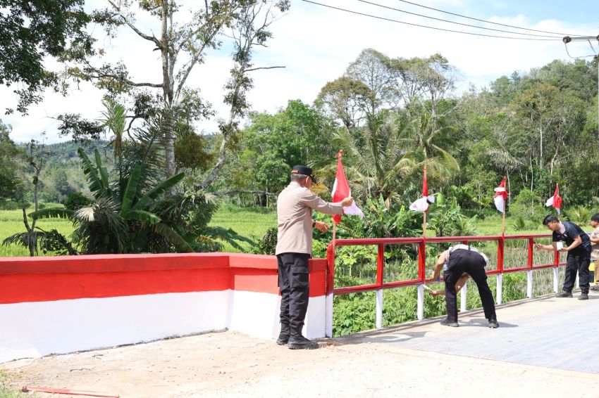 Aksi Nyata Kapolres Tapsel,AKBP Yon Edi Winara: Polisi Gotong Royong Perbaiki Jembatan Desa