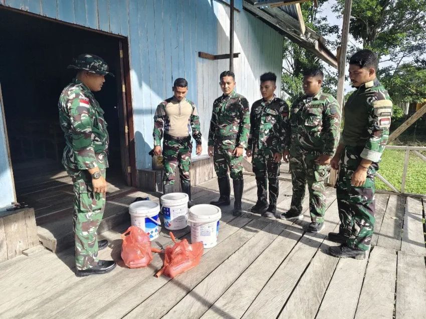Sambut Kenaikan Isa Almasih, Satgas Yonif 123/Rajawali dan Warga Asmat Gotong Royong Bersihkan Gereja di Kampung Binam