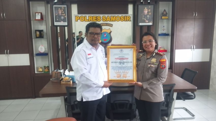 Sinergi "Kartini" di Kepingan Surga: Komnas PA Anugerahkan Penghargaan kepada Kapolres Samosir dan Aktivis Hotria Gurning