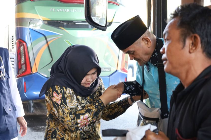 Wabup Madina Sambut JCH di Asrama Haji Medan, Tekankan Fokus Ibadah dan Kekompakan