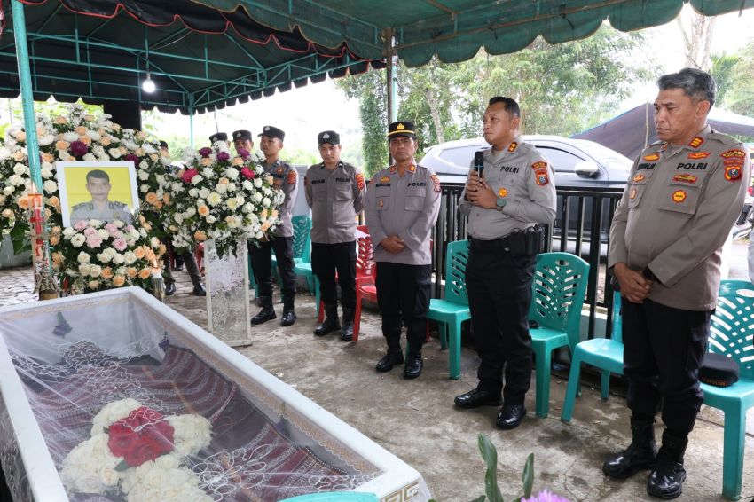 Kapolres Tapsel Lepas Jenazah AIPTU Indra Kusedi Situmorang, AKBP Yon Edi Winara : Dedikasi Almarhum sangat Dikenang