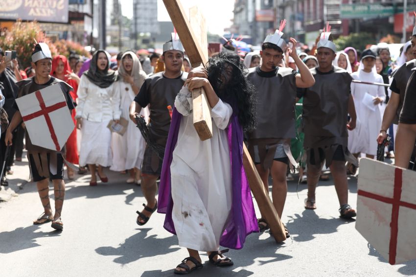 Wali Kota menghadiri acara Jalan Salib memeringati Wafatnya Yesus Kristus atau Jumat Agung yang digelar umat Katolik