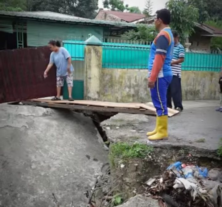 Camat Medan Kota Tinjau Jalan Putus di Sitirejo I, Janji Segera Ditangani