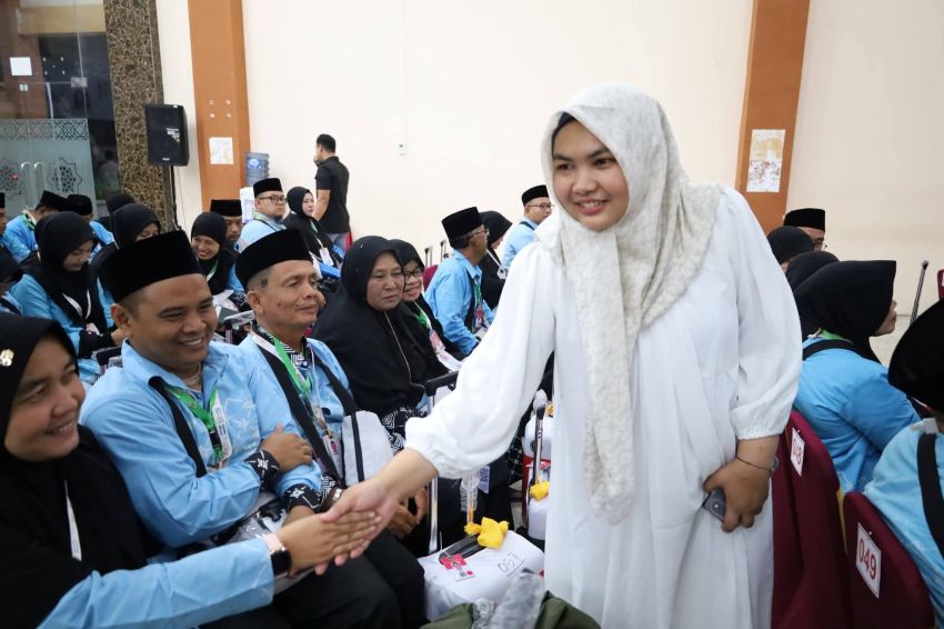 Wabup Atika Kawal Keberangkatan Haji Madina, Dua Jemaah Ditunda Karena Sakit