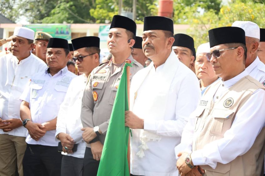 Bupati Saipullah Nasution Lepas Jemaah Haji, Tangis Haru Iringi Keberangkatan 342 Jemaah Haji Madina