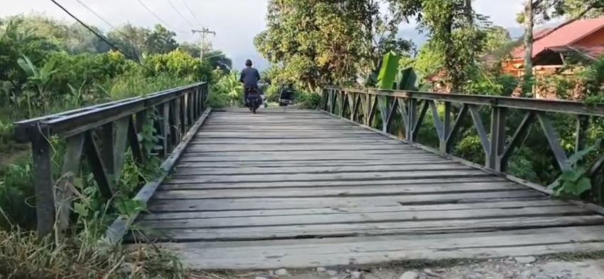 Ngeri Parah! Warga Tapsel "Tarik Napas" Tiap Lewati Jembatan Nyaris Longsor di Sayur Matinggi, Warga Minta Bupati Gus Irawan Segera Bertindak