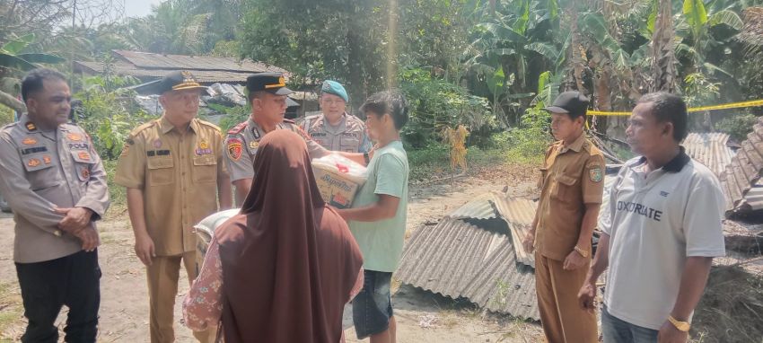 Polisi Tanggap Cepat, Polsek Teluk Mengkudu Salurkan Bantuan untuk Korban Kebakaran di Bogak Besar