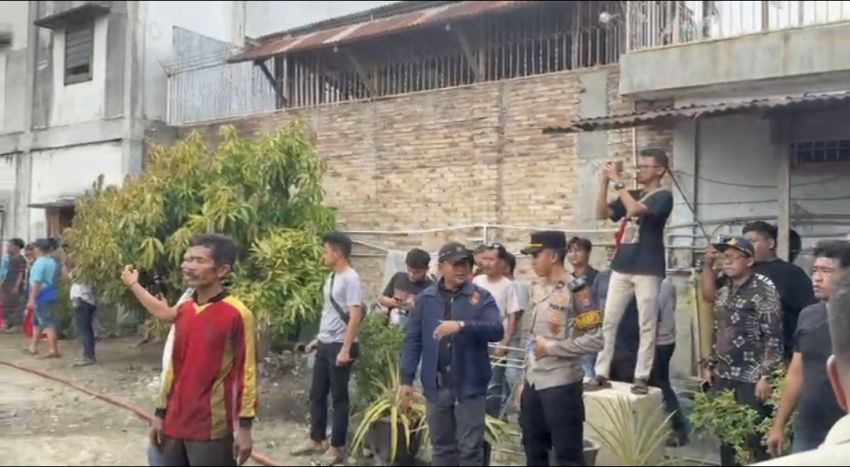 Respons Cepat Call Centre 110 Polres Asahan, Kebakaran Gudang Mobil di Kisaran Barat Berhasil Dikendalikan