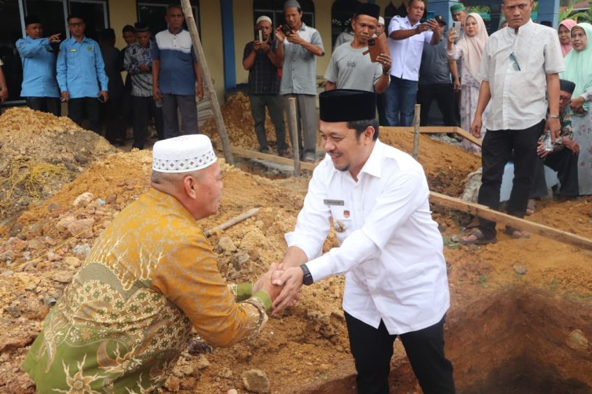 Di Peletakkan Batu Pertama Masjid Al-Hasanah, Bupati Paluta Reski Basyah Harahap Tegaskan Komitmen Bangun Umat